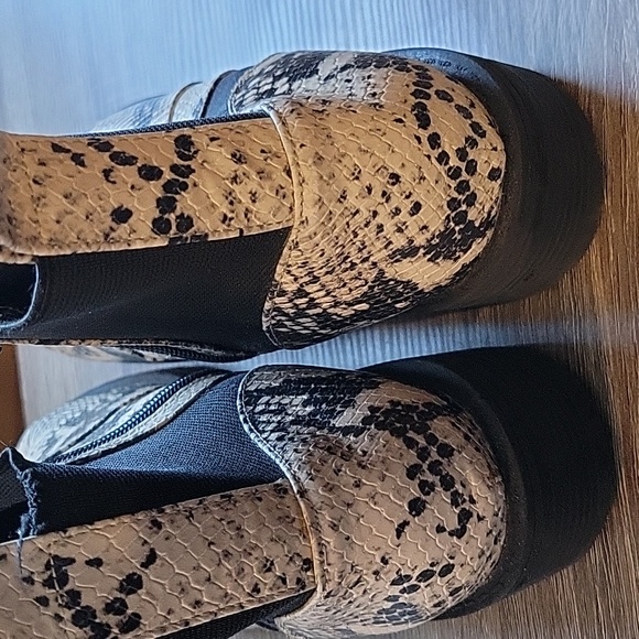 Universal Thread Snakeskin Print Boots Size 9 - Picture 4 of 7